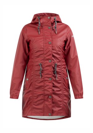 Veste imperméable rouge avec capuche, cordons de serrage, boutons à l'avant et poches latérales, dotée d'une taille cintrée pour un look ajusté.