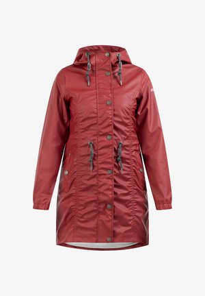 Jachetă impermeabilă roșie, cu glugă, șnururi, nasturi frontali și buzunare laterale, având o talie strânsă pentru un aspect ajustat.