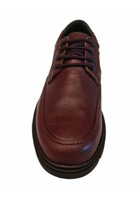 Zapato de cuero en burdeos con una textura suave, punta redonda, diseño de cordones, ojales oscuros en contraste y una suela de goma negra.