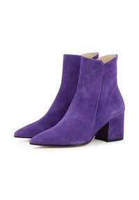 Stivali alla caviglia in suede viola con punta affusolata e tacco a blocco quadrato. Texture liscia con cuciture minime e silhouette elegante.