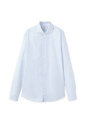 Lichtblauw overhemd met lange mouwen, voorzien van verticale witte strepen, een puntkraag en een knoopsluiting aan de voorkant.