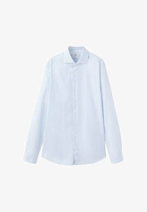 Camisa de vestir de manga larga en azul claro con rayas blancas verticales, cuello puntiagudo y cierre frontal con botones.