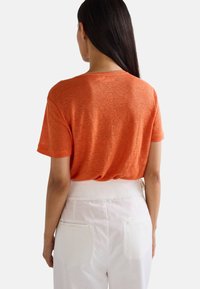 Monoprix COL V IRISÉ - T-shirt basique - jaffa