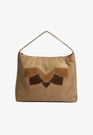 Sac à main en daim beige avec une seule bandoulière, présentant un motif patchwork géométrique symétrique dans différentes nuances de brun sur le devant.