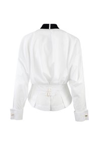 Blusa bianca con una silhouette aderente, colletto nero, polsini con bottone e un doppio accento a fibbia dorata. Tessuto liscio con un design strutturato.