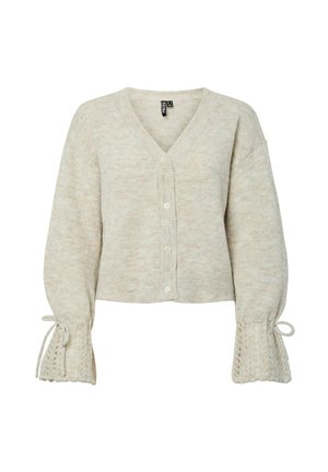 Cardigan court beige clair en maille douce texturée, avec un col en V, une fermeture à boutons sur le devant, et des manches cloche ornées de dentelle et de liens.