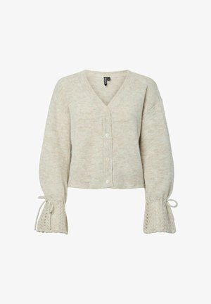 Cardigan court beige clair en maille douce texturée, avec un col en V, une fermeture à boutons sur le devant, et des manches cloche ornées de dentelle et de liens.