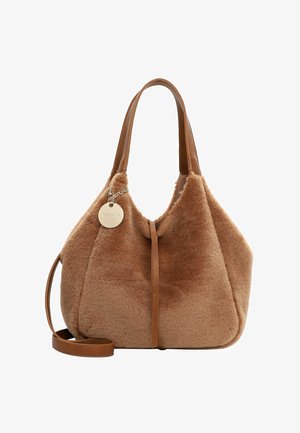 Borsa in pelliccia sintetica marrone con manici in pelle e una tracolla rimovibile. Presenta una forma arrotondata e un accento di ciondolo in metallo sul lato.