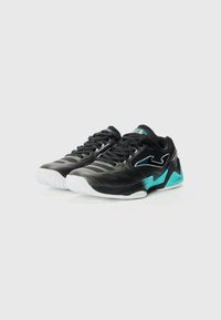 Pantofi sport negri cu accente teal, având un superior texturat, talpă albă în contrast și șireturi plate pentru o fixare sigură.