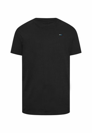 T-shirt nera a maniche corte con scollo rotondo e piccolo logo rettangolare blu e bianco sul petto sinistro su sfondo bianco.
