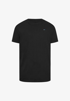 Zwart T-shirt met korte mouwen en ronde hals met een klein blauw-wit rechthoekig logo op de linkerborst tegen een witte achtergrond.