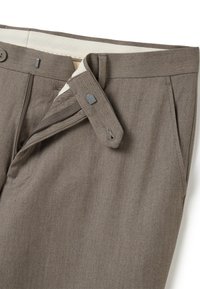 Braune Anzughose mit Reißverschluss, Haken- und Augenverschluss sowie Gürtelschlaufen auf weißem Hintergrund.