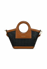 Bolso de piel marrón con un asa circular cortada, que presenta un cuerpo de malla trenzada negra y acentos en dorado.