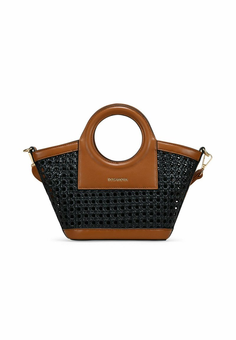 Bolso de piel marrón con un asa circular cortada, que presenta un cuerpo de malla trenzada negra y acentos en dorado.