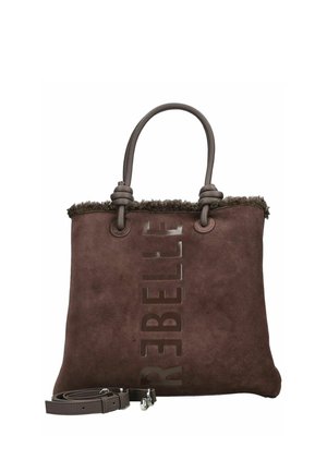 Braune Wildleder-Shopper mit zwei verknoteten Griffen, Kunstfellbesatz, geprägt mit dem Text "REBELLE" und einem abnehmbaren Tragegurt vorne.