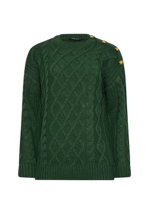 Groene gebreide trui met een gestructureerd kabelpatroon, ronde halslijn en decoratieve gouden knopen op de linkerschouder. Lange mouwen aanwezig.