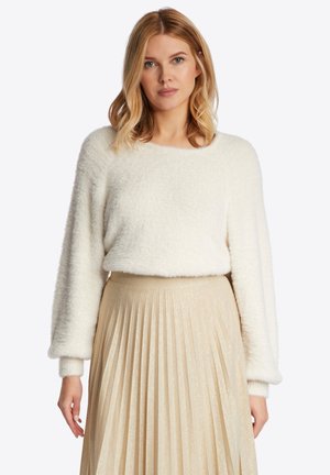 Witte, fluffy trui met lange mouwen, ronde hals, gedragen over een geplisseerde, metallic gouden rok. Zachte textuur en relaxte pasvorm.