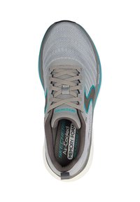 Zapatilla deportiva gris con parte superior de malla texturizada, acentos en azul verdoso, amortiguación ligera y sistema de cordones. Presenta una plantilla de "espuma de memoria con aire acondicionado".