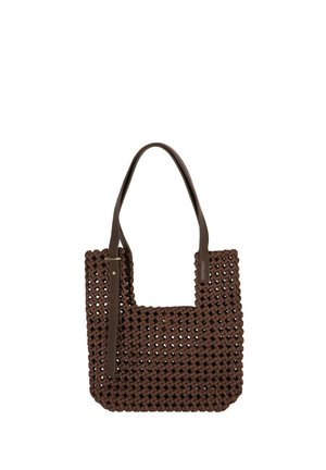 Brązowa pleciona torba typu tote z szerokim paskiem i regulowaną klamrą, otwarty wzór kratki, prostokątny kształt i zaokrąglone dolne rogi.