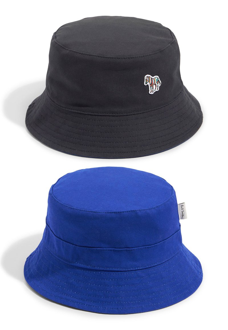 Cappello a secchiello in cotone nero con un cavallo multicolore ricamato di lato, abbinato a un cappello a secchiello blu solido. Entrambi hanno una visiera ampia.