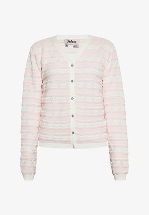 Jasnoróżowy sweter zapinany na guziki, dziergany, z białymi poziomymi paskami, wykończony dekoltem w kształcie litery V oraz teksturowanym wzorem. Żebrowane mankiety i dół.