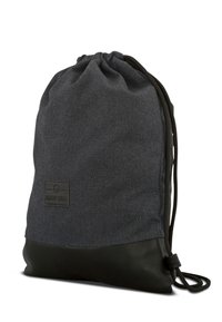 Vetoketjullinen reppu tummanharmaasta kankaasta, jossa on musta nahkapohja. Varustettu logopatchilla ja teksturoidulla materiaalilla, jossa on sileä accentti.