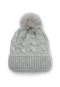 Szara, dziana czapka z warkoczowym wzorem, z szerokim ściągaczem i miękkim, sztucznym pomponem na szczycie.