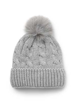 Cappello di lana grigio lavorato a maglia con motivo a treccia, dotato di un ampio risvolto a costine e un morbido pom-pom in pelliccia sintetica sulla cima.