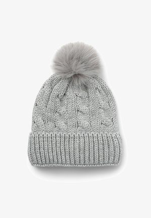 Cappello di lana grigio lavorato a maglia con motivo a treccia, dotato di un ampio risvolto a costine e un morbido pom-pom in pelliccia sintetica sulla cima.