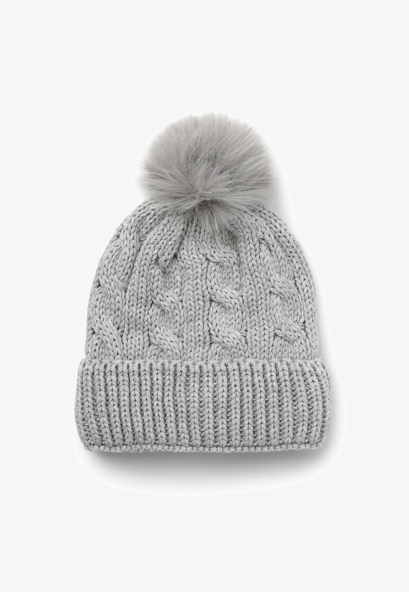 Szara, dziana czapka z warkoczowym wzorem, z szerokim ściągaczem i miękkim, sztucznym pomponem na szczycie.