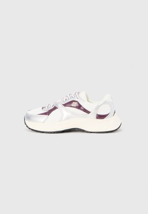 Weißer und silberner Sportschuh mit Mesh- und Lackleder-Akzenten, versehen mit lilafarbenen Details, einer gepolsterten Sohle und abgerundetem Design.