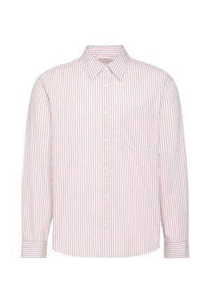 Wit overhemd met lange mouwen en dunne rode verticale strepen, knopen aan de voorkant, puntige kraag en een borstzak met diagonale streepdetail.