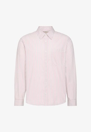 Chemise blanche à manches longues avec fines rayures verticales rouges, devant boutonné, col pointu et poche poitrine avec détail en rayure diagonale.