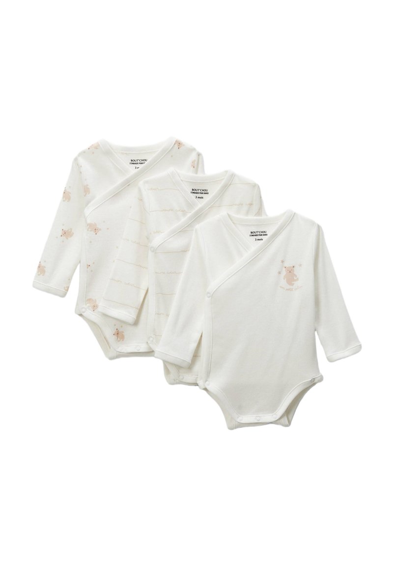 Trois bodies blancs à manches longues pour bébé, en coton doux. L'un a un léger imprimé animal, un autre a de fines rayures, et le dernier présente un motif d'ours.