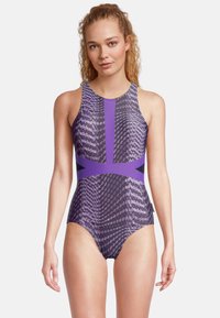 Maillot de bain violet avec un motif texturé de hexagones et des accents de couleur unie. Présente un col haut et une coupe sportive pour un ajustement optimal.