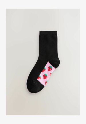 Calzino di cotone nero con una fascia rosa che mostra un motivo di fragole rosse e verdi. Presenta una texture a coste e una forma standard.