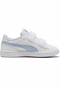 Białe sneakersy z jasnoniebieskimi akcentami, wykonane z materiału syntetycznego, z rzepami, zaokrąglonym noskiem i teksturowaną gumową podeszwą. Prosty design z przeszyciami.