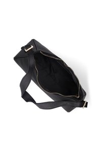 Borsa a mano nera in pelle con chiusura a zip, superficie texture, tracolla regolabile e un ampio interno in tessuto nero.