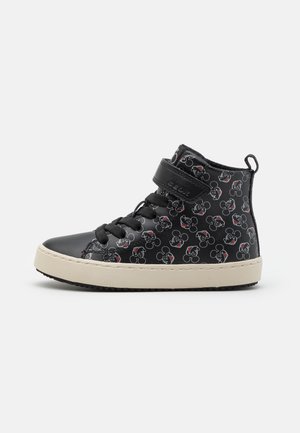 Zwarte hoge sneakers van synthetisch leer, met een Mickey Mouse patroon, zwarte veters, een crèmekleurige zool en een klittenbandsluiting.