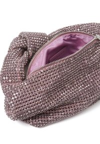 Różowa torebka kopertówka ozdobiona cyrkoniami z węzłowym uchwytem; posiada zamek błyskawiczny i gładkie różowe wnętrze.