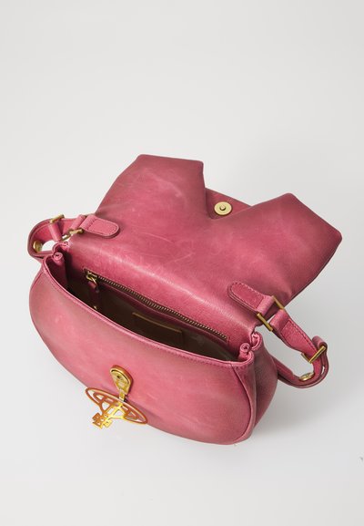 Bolsa de mão rosa em couro com um corpo arredondado, aba superior, hardware dourado e um bolso interior com fecho. Superfície texturizada com um leve brilho.