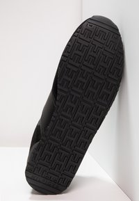 Tommy Hilfiger ICONIC LEATHER SUEDE MIX RUNNER - Treniņu apavi - black