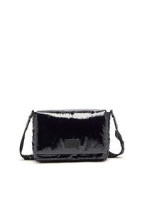 Borsa a tracolla nera e lucida con forma rettangolare. Presenta una tracolla rimovibile, una superficie texturizzata e un'etichetta con il logo sul davanti.