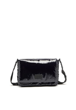 Borsa a tracolla nera e lucida con forma rettangolare. Presenta una tracolla rimovibile, una superficie texturizzata e un'etichetta con il logo sul davanti.