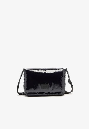Borsa a tracolla nera e lucida con forma rettangolare. Presenta una tracolla rimovibile, una superficie texturizzata e un'etichetta con il logo sul davanti.