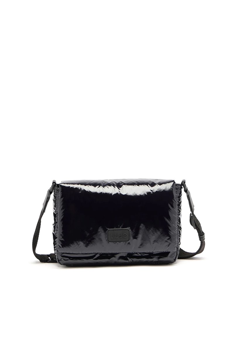 Borsa a tracolla nera e lucida con forma rettangolare. Presenta una tracolla rimovibile, una superficie texturizzata e un'etichetta con il logo sul davanti.