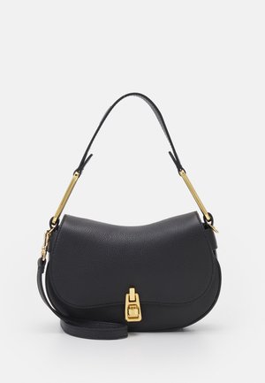 Sac à bandoulière en cuir noir texturé avec fermeture à fermoir et garnitures dorées, doté d'une poignée supérieure incurvée et d'une bandoulière amovible.