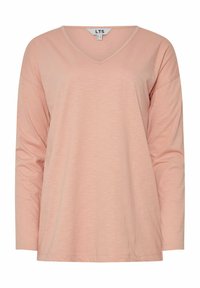 Pitkähihaisen V-pääkohdan t-paidan valmistus pehmeästä vaaleanpunaisesta kankaasta, joka on väljä ja vähätekstuurinen viimeistellyillä reunoilla. Brändin etiketti näkyy kaula-aukossa.