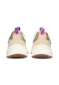 Sneakers beige con finitura in suede testurizzata, linguette viola e dettagli turchesi. Suola in gomma arrotondata con battistrada a motivo.