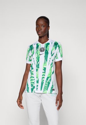 Maillot de soccer à manches courtes vert et blanc avec de larges rayures abstraites vertes. Comprend un col rond et un emblème sur la poitrine.